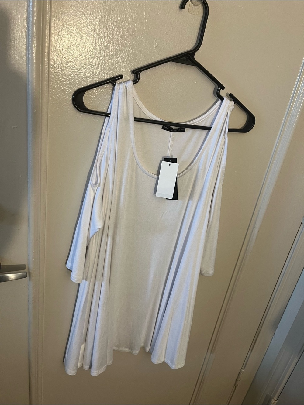 Nally & Millie White Cold-Shoulder Tank Top